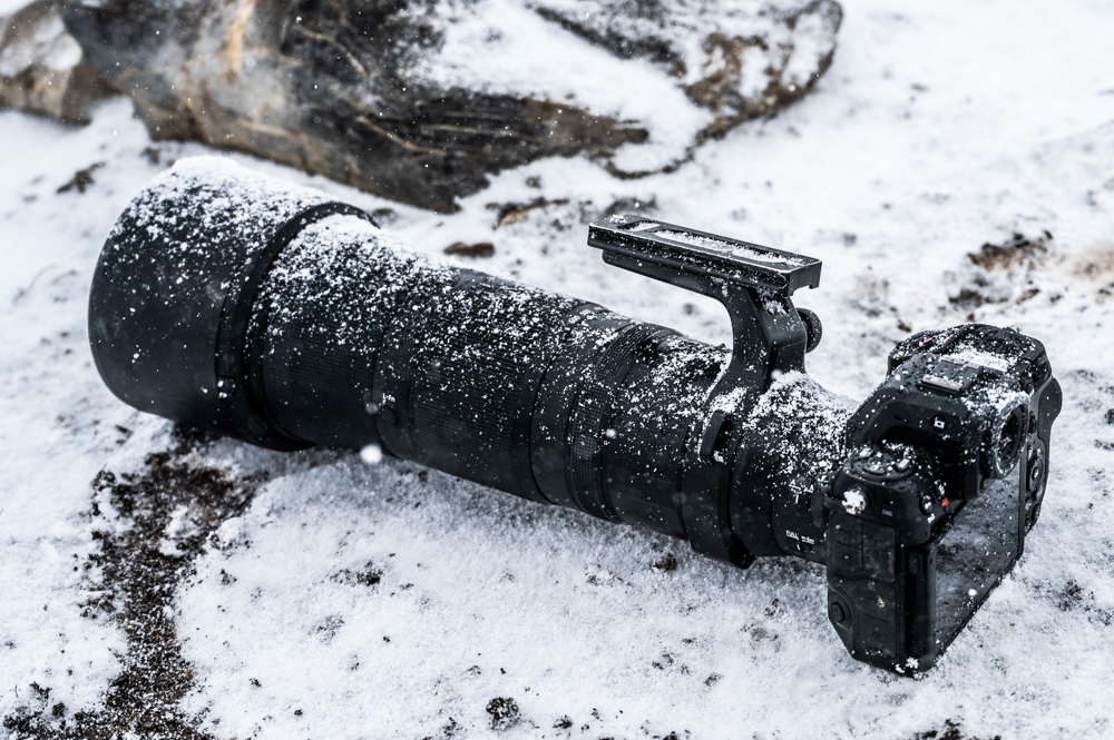 Das Nikon Z 180-600 5.6-6.3 VR zusammen mit der Nikon Z 8 im Schnee.