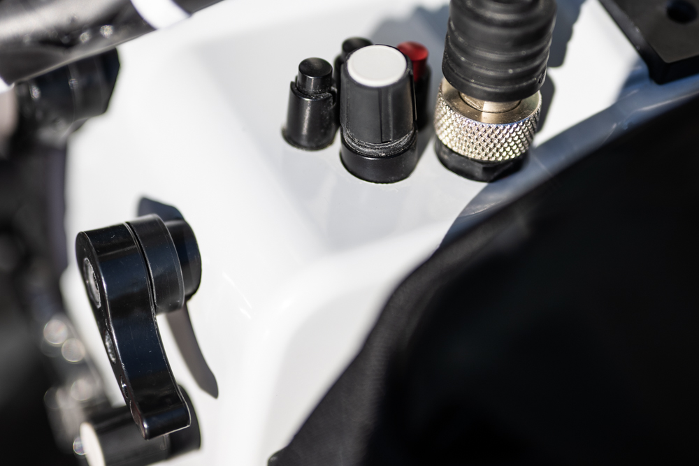 Verschiedene Knöpfe, Hebel und Räder am Ikelite 200DL: