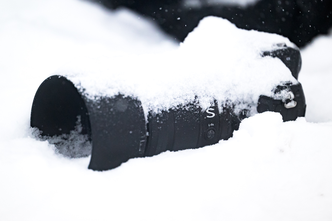 Das Nikon Z 135 1.8 S Plena zusammen mit der Nikon Z 8 im Schnee.