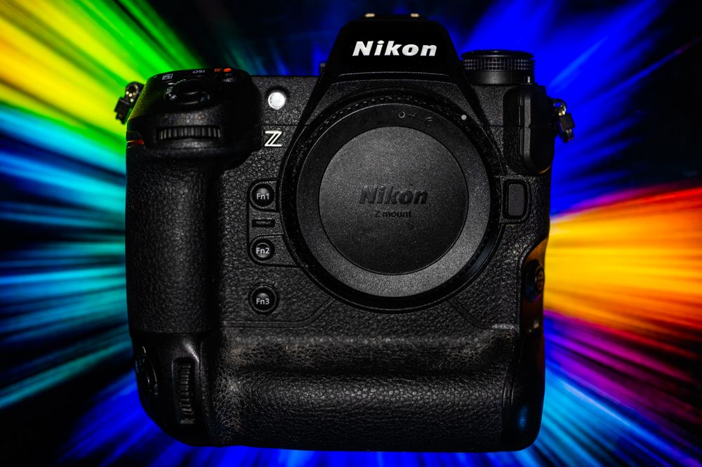 Testbericht über die Nikon Z9. Das Bild zeigt die Kamera von vorne. 