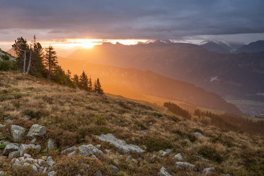Sonnenaufgang über dem Berner Oberland an einem regnerischen Tag.