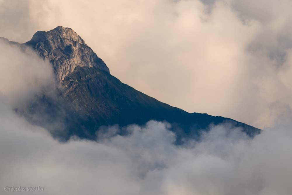 Das Berner Oberland ist in dichte Wolken gehüllt.