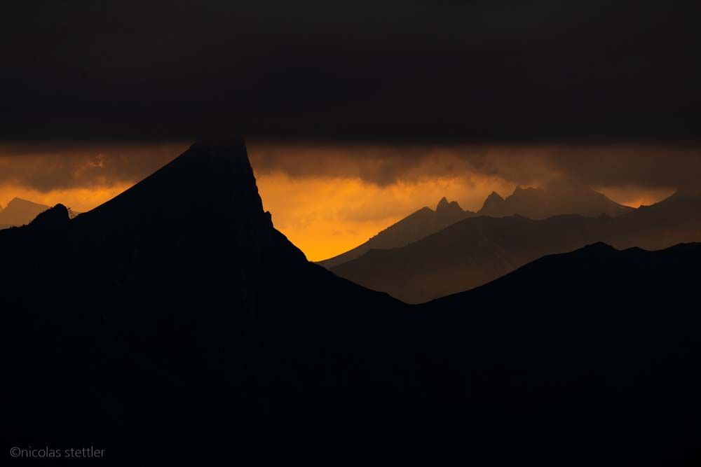 Ein dramatisches Foto vom Berner Oberland bei Sonnenuntergang.